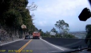 Une dashcam capture le moment intense d'un conducteur est presque touché par une chute de rocher