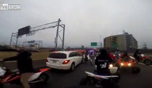 35 motards fous affrontent la police sur l'autoroute à Boston !