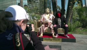 Une statue de Weinstein en peignoir sur Hollywood Bd