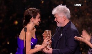 "Ce soir j'ai très envie de remercier la vie" Penélope Cruz reçoit le César d'honneur ! - César 2018