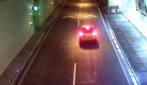 Un automobiliste roule à contre sens dans un tunnel...