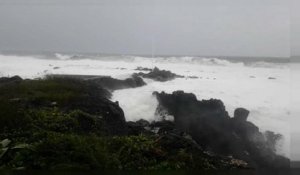 Vigilance pluie et houle à La Réunion, Dumazile passe au large