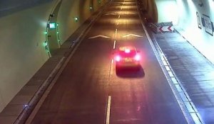 Dans un tunnel ,un automobiliste se trompe et décide de faire un demi-tour !