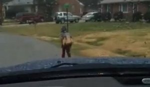 Un papa punit son fils en l'obligeant à aller à l'école en courant