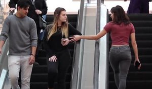 Se faire caresser la main dans des escalators