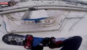 Un snowboardeur manque de peu de tomber d'une falaise (vidéo)