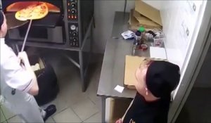 Un Chat Sauve Un Bebe Qui Voulait Mettre La Main Sur Le Four Chaud Sur Orange Videos