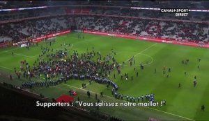 Les images incroyables des supporters de Lille qui envahissent le terrain pour s'en prendre physiquement aux joueurs