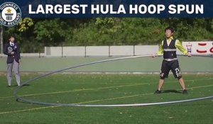 Il bat le record du monde du plus grand Hula Hoop