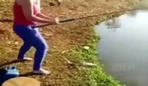 Une femme avec son canne à pêche se fait troller par un poisson !