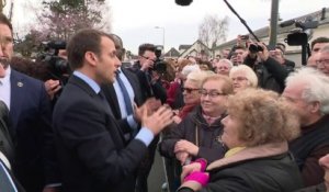 Une retraitée interpelle Macron à Tours: "On a travaillé toute notre vie... On n'est pas content"