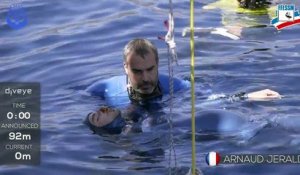 Le Français Arnaud Jerald descend à 92 mètres de profondeur en apnée
