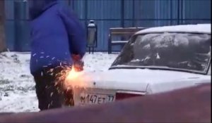 La solution d'un Russe pour 'punir' une voiture qui prend deux places