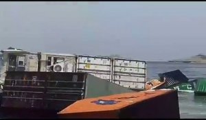 Deux porte-conteneurs se percutent dans un port (Karachi)