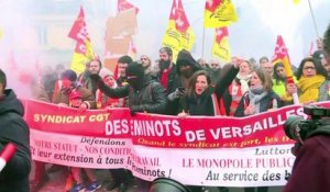 Paris: des milliers de cheminots et fonctionnaires dans la rue