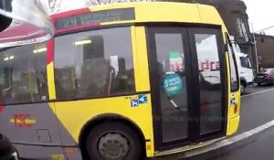 Un chauffeur de bus belge qui deteste les motards