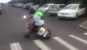 Ce gars est vraiment nul en scooter... Débile