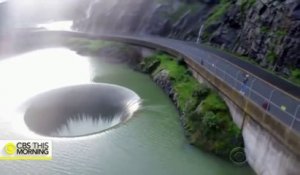 Quand la pluie crée un vortex impressionnant dans un barrage en californie