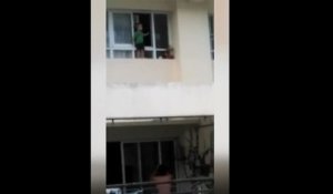 Un enfant se balade sur un rebord de fenêtre au 11ème étage