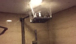 Douche en chine : l'eau sort à l'envers sur le plafond !
