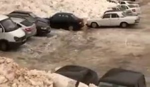 Une avalanche spectaculaire engloutit des voitures sur un parking