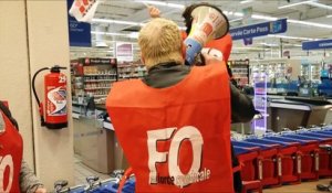 Les salariés du magasin Carrefour manifestent  dans la galerie commerciale d’École-Valentin
