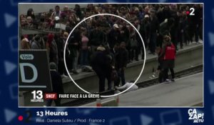Grève de la SNCF et cohue : bousculée , une femme tombe sur les rails !