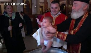 Voilà comment on baptise les bébés en Georgie... Taré!