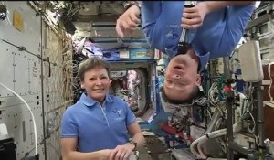 Thomas Pesquet jouant du saxophone dans l'ISS
