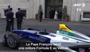 Le Pape François bénit une voiture Formule E au Vatican