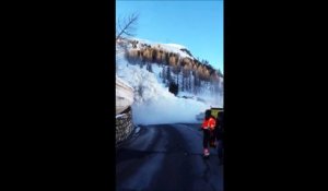 Tignes - Une impressionnante avalanche surprend les secours et recouvre la route en quelques secondes