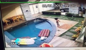 Un bébé tombe dans une piscine, son frêre lui sauve la vie