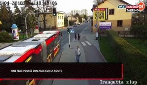 Pologne : Une fille pousse son amie sur la route au moment où le bus passe (Vidéo)