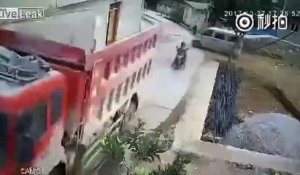 Cette famille en scooter se fait rouler dessus par un camion et survit miraculeusement