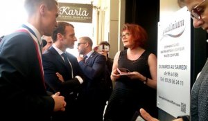 Emmanuel Macron en discussion avec Stéphanie Guidi, du salon de coiffure Platinium, de Saint-Dié-des-Vosges