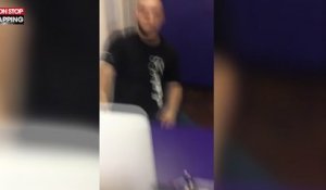 Un employé de magasin craque et jette le téléphone d'un client au sol (vidéo)