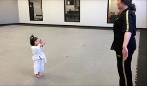Petite mais coriace, cette fillette prend son cours de taekwondo très au sérieux