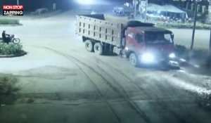 Chine : Un homme en scooter passe sous un camion et frôle la mort (Vidéo)