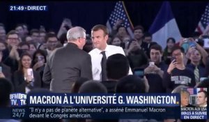 Emmanuel Macron arrive à l'université G. Washington sous les applaudissements