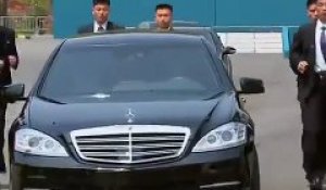 L'image des 12 gardes du corps du dirigeant nord-coréen courant autour de sa voiture qui font le tour du monde !