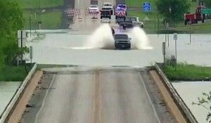 Ce conducteur veut à tout prix traverser cette route inondée... Raté