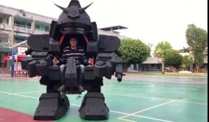 Costume de fou : un robot de 3m de haut !