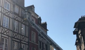 Vérifications des pompiers après un feu de cuisine dans Lisieux