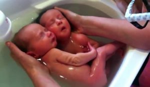 Bain de jumeaux bébés... ils se sentent dans le ventre de leur mère !