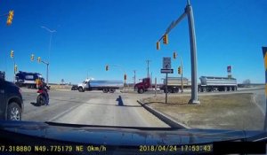 Un chauffeur de camion grille un feu rouge et se fait percuter par une moto