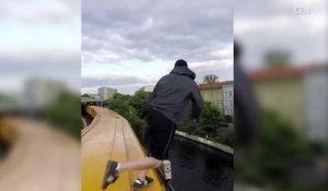 Il saute d'un train en marche dans une rivière à Berlin