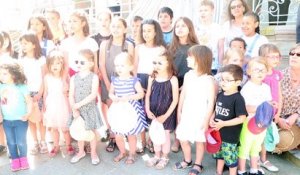 Les enfants de l'école de la Maix chantent la Marseillaise sur le perron de l'hôtel de ville de Remiremont, mardi 8 mai 2018