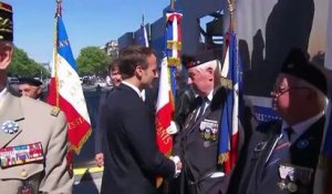 "Soyez très ferme avec tous ces gauchos" : l'échange étonnant entre Emmanuel Macron et un vétéran