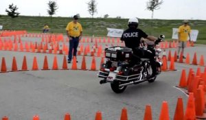 Ce motard maitrise sa moto à la perfection... Chapeau