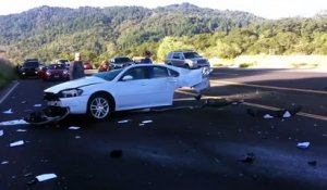 Une voiture coupée en deux dans une collision terrible à Cloverdale